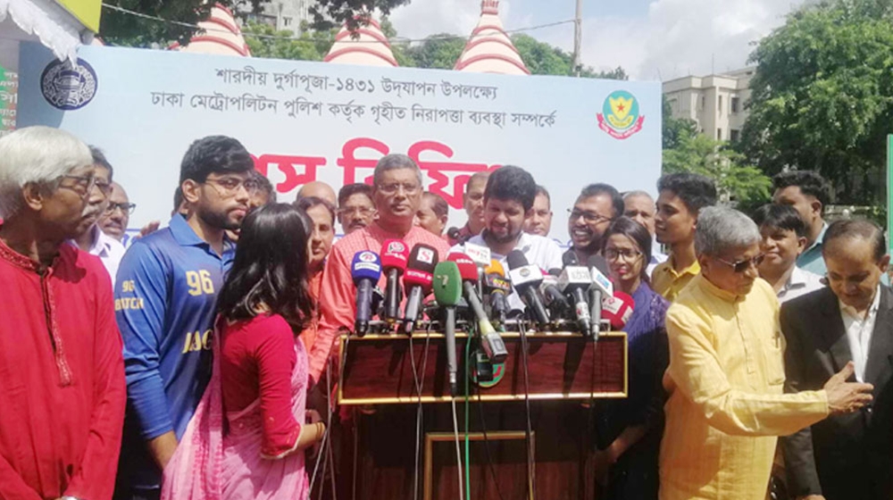 মঙ্গলবার ঢাকেশ্বরী মন্দির পরিদর্শনে এসে কথা বলছেন প্রধান উপদেষ্টা ড. মুহাম্মদ ইউনূসের বিশেষ সহকারী মাহফুজ আলম। ছবি : সংগৃহিত