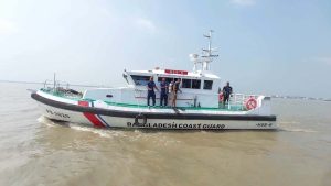 বাগেরহাটের মোংলা বন্দরের পশুর নদে গ্যাসবাহী জাহাজের ধাক্কায় কয়লাবাহী একটি জাহাজ ক্ষতিগ্রস্ত হয়েছে। এ সময় ঢেউয়ের তোড়ে পাশে থাকা একটি নৌকার পাঁচ জেলে নদীতে পড়ে যান। চারজনকে উদ্ধার করা হলেও এ রিপোর্ট লেখা পর্যন্ত একজন জেলে নিখোঁজ আছেন।