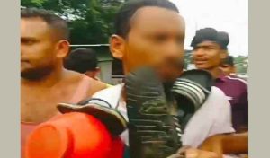 
                                                    হাতিয়ায় শিশু শিক্ষার্থীকে যৌন হয়রানি: মাদরাসা শিক্ষককে জুতার মালা পরিয়ে এলাকায় ঘোরানোর পর বহিষ্কার