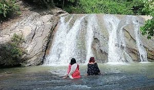বর্ষার জলে প্রাণ ফিরেছে মিরসরাইয়ের ঝরনায়, বাড়ছে পর্যটক সমাগম; সতর্ক থাকার আহ্বান বর্ষার জলে প্রাণ ফিরেছে মিরসরাইয়ের ঝরনায়, বাড়ছে পর্যটক সমাগম; সতর্ক থাকার আহ্বান