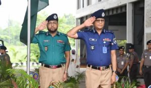 নতুন ইউনিফর্মে দায়িত্ব পালন শুরু করেছে বাংলাদেশ পুলিশ